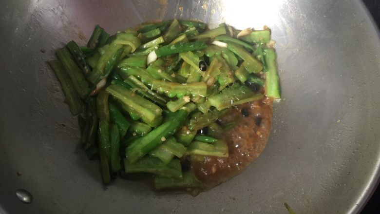 香脆辣味苦瓜,苦瓜炒到变色,先下黄酒炒上二三下后,下蚝油,再炒几下,加少许开水,煮上一分钟后,给味精,下炸好花生