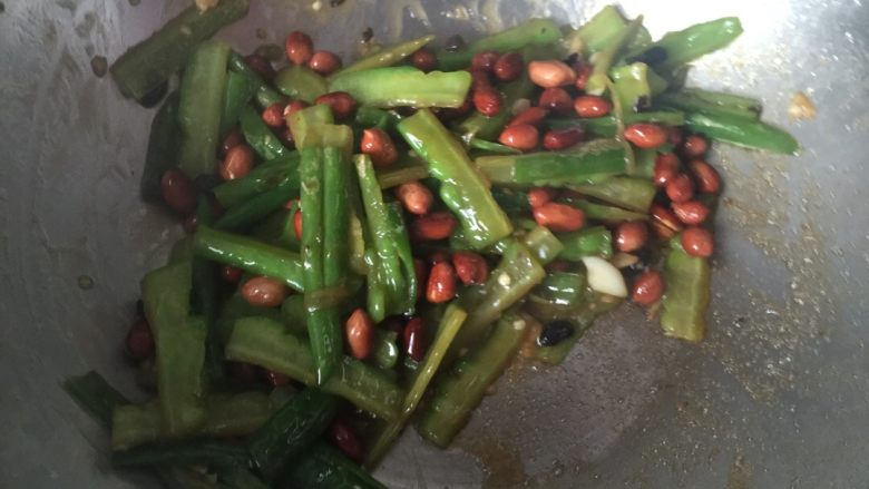 香脆辣味苦瓜,花生下后,炒二三下,就起锅