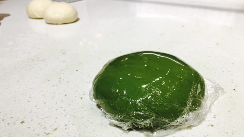 抹茶红豆吐司,抹茶控的福利来了 ꉂ ೭(˵¯̴͒ꇴ¯̴͒˵)౨” 留下的一半面团放在盆里 加入抹茶粉 继续揉至步骤1的状态 (想用抹茶汁的也可以 就是抹茶粉里加一点点水 但是这样揉面的时间会变的更长一些)