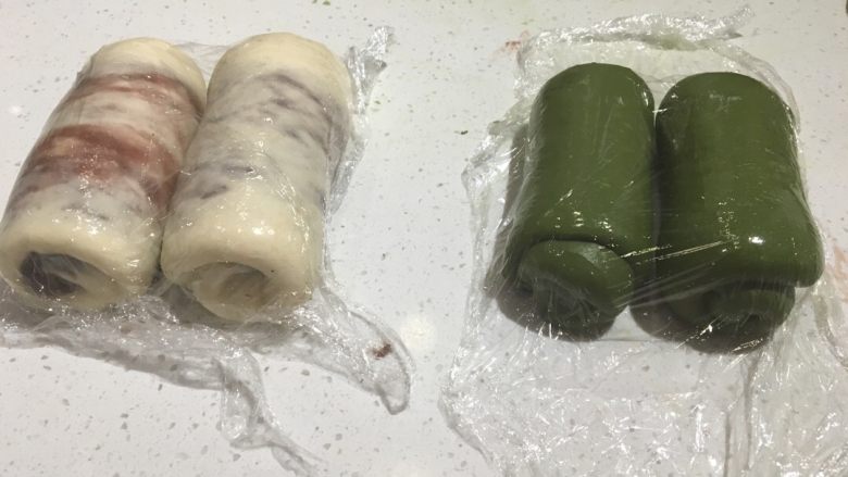 抹茶红豆吐司,用绿色包住白色的面团 卷起来后 最后一次醒发 终!于!完!成!啦!