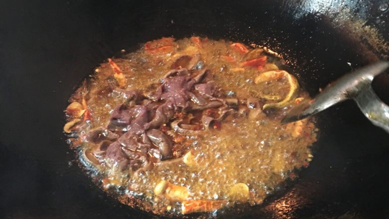 血皮菜炒猪肝,锅里倒入油,其次泡菜类,蒜片,再加入豆瓣酱,最后猪肝,下锅翻炒一下,