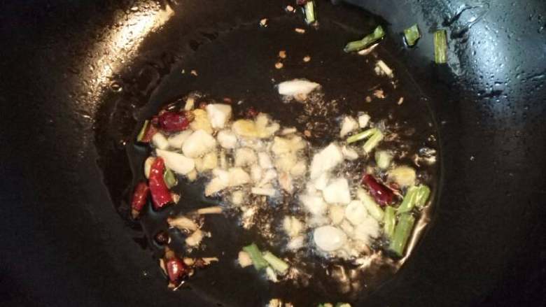 蒜香青菜,热锅倒油放入花椒,干辣椒,葱姜蒜,爆香