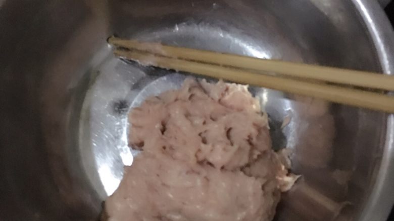 包面(馄饨),先把肉绞好