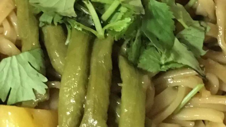 豆角焖面,取一口锅,热锅后倒入油,放入豆瓣酱炒香,再放入红辣椒、姜丝、大蒜煸炒出香味,倒入腌好的猪肉,炒到猪肉断生后倒入豆角和土豆块,撒适量盐,白糖和生抽,炒到豆角变色,放入西红柿,翻炒片刻加入清水末过食材盖上锅盖焖一会,等到锅里的水还剩一半时在食材上均匀的铺上面条,轻轻的用锅铲铲到锅底动动食材,避免粘锅,然后盖上锅盖焖煮大约6到8分钟(此处酌情处理),开盖后看面条完全上色后关火,撒少鸡精后拌匀就可以盛出来吃了,真的超好吃!