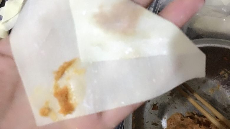 包面(馄饨),上角往下折把馅包起来