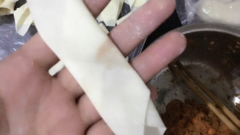 包面(馄饨),一直折,如图,下面一点的馅是为粘连