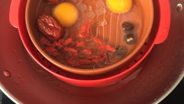 冰糖荷包蛋,加冷水，淹没过食材就可，上锅蒸十分钟。