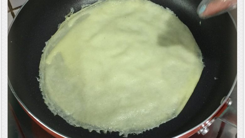 芒果千层蛋糕,煎饼,为了每一张饼一样大,可以用勺子每一勺子都取一样多的面糊
