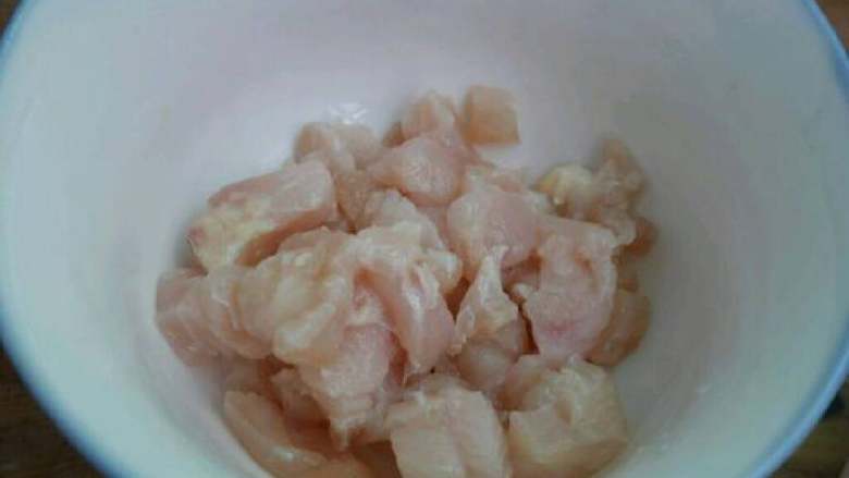 猫食饭,<a style='color:red;display:inline-block;' href='/shicai/ 101'>鸡胸肉</a>切块