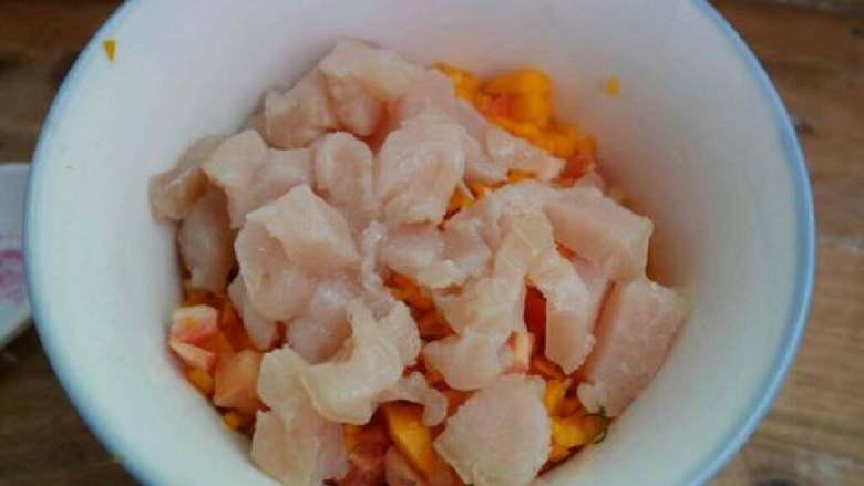 猫食饭,再加点鸡胸肉块