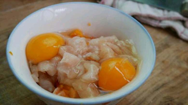 猫食饭,放<a style='color:red;display:inline-block;' href='/shicai/ 9'>鸡蛋</a>搅
