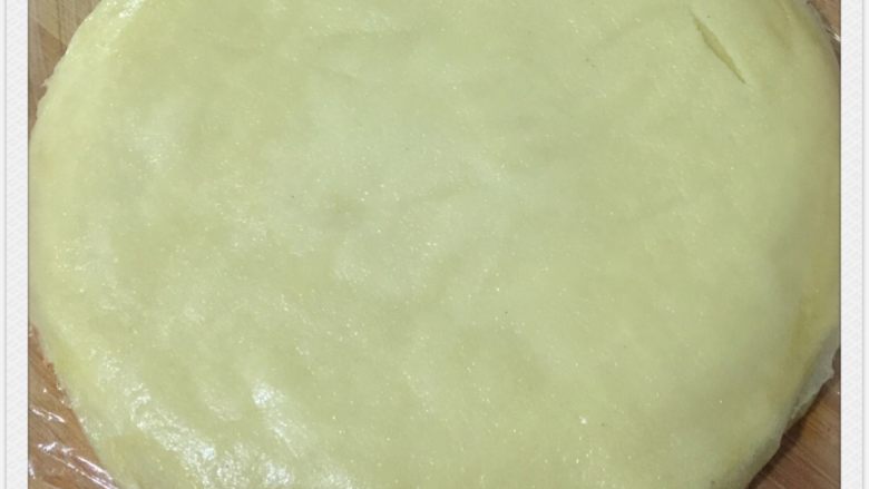 芒果千层蛋糕,煎出来的饼用保鲜膜包住放冰箱冷藏半小时,定型