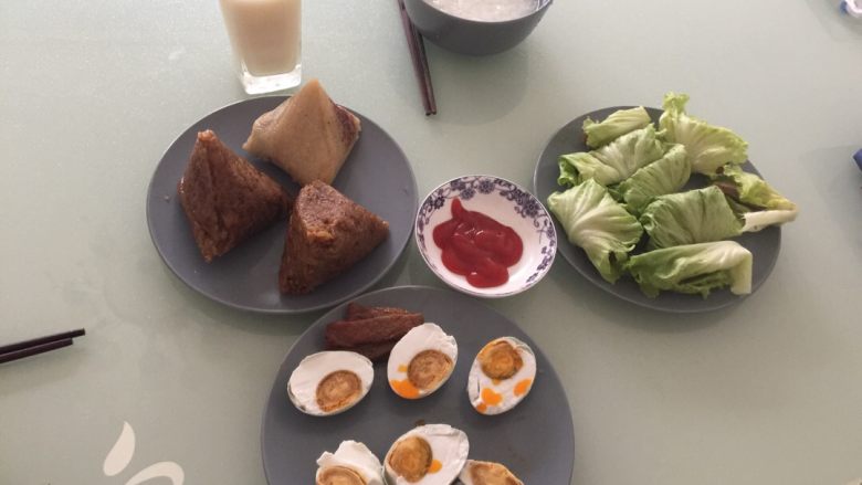 牛肉生菜卷,最后来个全家福!在做生菜卷时豆浆煮上。今儿早晨真是吃的饱饱的。再来个回笼觉吧:)