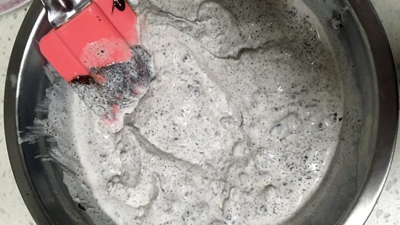 可乐奥利奥冰激凌,加入奥利奥碎,搅拌均匀