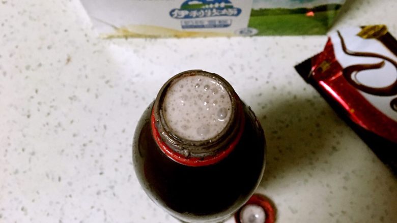 可乐奥利奥冰激凌,用裱花袋装入冷藏好的可乐瓶里,装满,没有空隙。