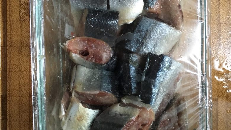 和风秋刀鱼,切块，放盐，放冰箱冷藏四个小时会让肉更紧实
