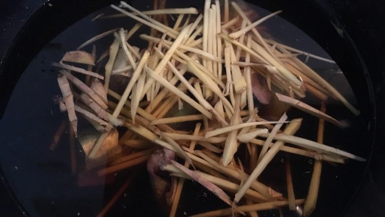和风秋刀鱼,姜切丝，放入锅中，鱼用盐清洗一下，放生抽，料酒，盐，白糖，鱼露，煮一个小时左右