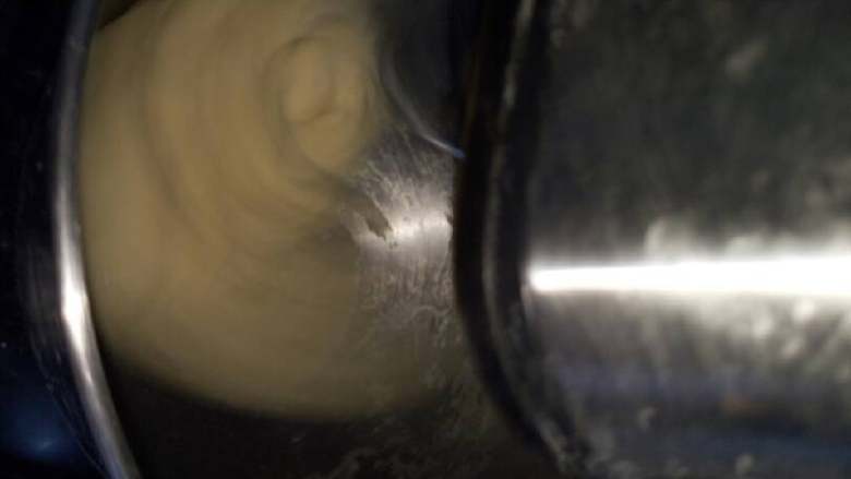 巧克力甜甜圈,慢搅5分钟后,用搅抖机的快速档快速打10分钟左右