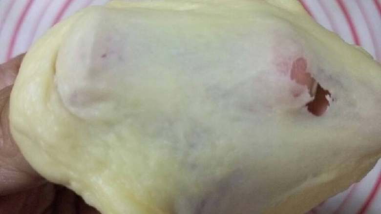 巧克力甜甜圈,捏出一块面团,用手慢慢拉伸开面团,如果能拉开一层薄膜,那么说明面团已经出筋打好了