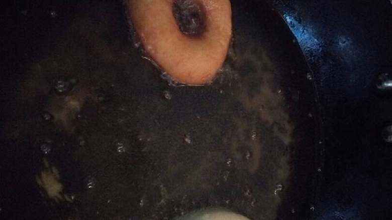 巧克力甜甜圈,起一油锅,放油锅炸,油温不能太低,面团容易吃油,也不能太高,外焦里面还没有熟呢。正确的方法是油温变高后,立马关小火,等油温微降,然后开始炸。