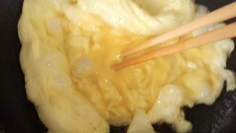 西红柿辣椒炒鸡蛋,倒入油把打散的鸡蛋炒熟,炒的时候可以用筷子搅拌这样会成一小块一小块的。