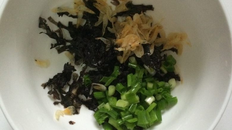 紫菜蛋花汤,<a style='color:red;display:inline-block;' href='/shicai/ 273'>紫菜</a>撕碎，<a style='color:red;display:inline-block;' href='/shicai/ 288'>虾皮</a>洗净，葱切碎，一起放入碗中，然后加适量盐、胡椒粉，少许麻油，几滴醋