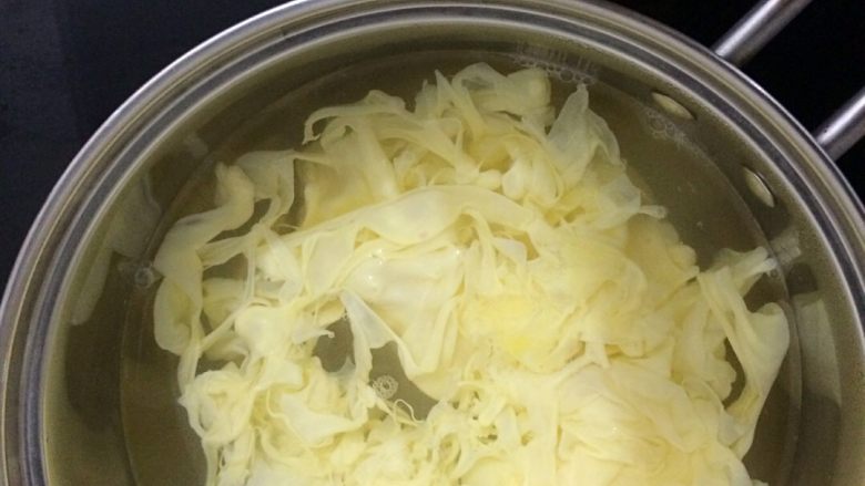 紫菜蛋花汤,锅中水烧开，然后关小火，让水面平静，把<a style='color:red;display:inline-block;' href='/shicai/ 9'>鸡蛋</a>液呈一条线般旋转倒入水中，漂亮的蛋花就出来了，直街倒入碗中。