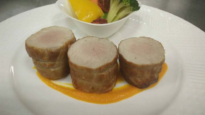 伊比利亚黑猪,热油煎制盐水泡好的<a style='color:red;display:inline-block;' href='/shicai/ 416'>猪排</a>