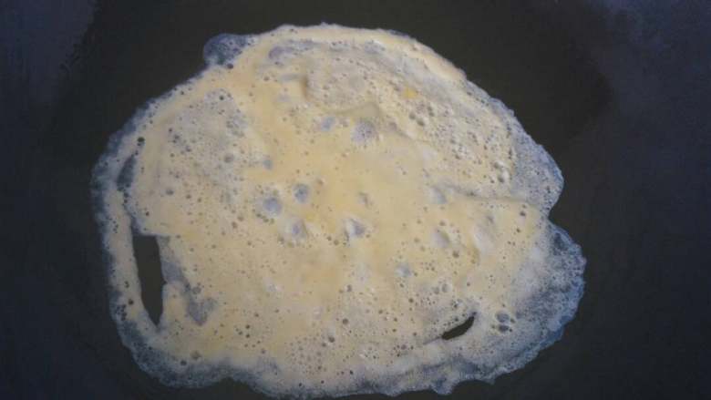 ≈小熊丸子烧≈,倒入鸡蛋液,摊成鸡蛋饼