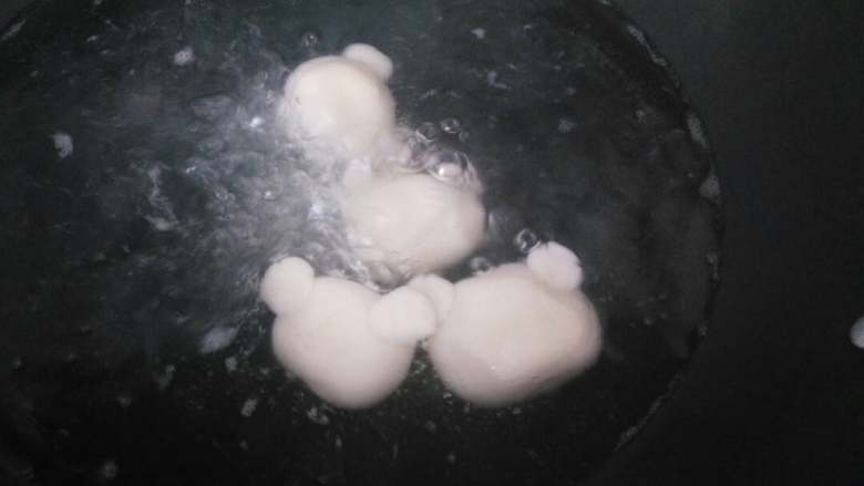 ≈小熊丸子烧≈,锅内倒入水,煮沸,把做好的“熊头”放入水中,煮至浮起