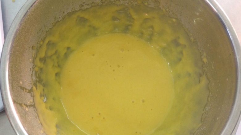 幸福时刻之#甜蜜美味#,将<a style='color:red;display:inline-block;' href='/shicai/ 15'>蛋黄</a>，砂糖，<a style='color:red;display:inline-block;' href='/shicai/ 219'>牛奶</a>，<a style='color:red;display:inline-block;' href='/shicai/ 846'>色拉油</a>放入盘中打散，将低粉筛入调好的<a style='color:red;display:inline-block;' href='/shicai/ 15'>蛋黄</a>糊中拌匀。