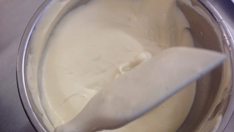 幸福时刻之#甜蜜美味#,<a style='color:red;display:inline-block;' href='/shicai/ 17'>蛋清</a>放在无油无水盆中，并滴入<a style='color:red;display:inline-block;' href='/shicai/ 919'>柠檬汁</a>，电动打蛋器低速打至出鱼眼泡，加入三分之一糖；转高速打至中间细腻四周有小汽泡时再加三分之一糖；继续高速打至细腻加第三次糖。持续打至干性发，即提起打蛋器出现硬三角。