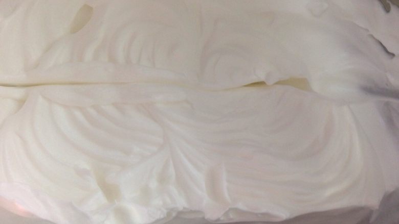 幸福时刻之#甜蜜美味#,将打好的蛋清分三次加蛋黄糊，且每次翻拌均匀。