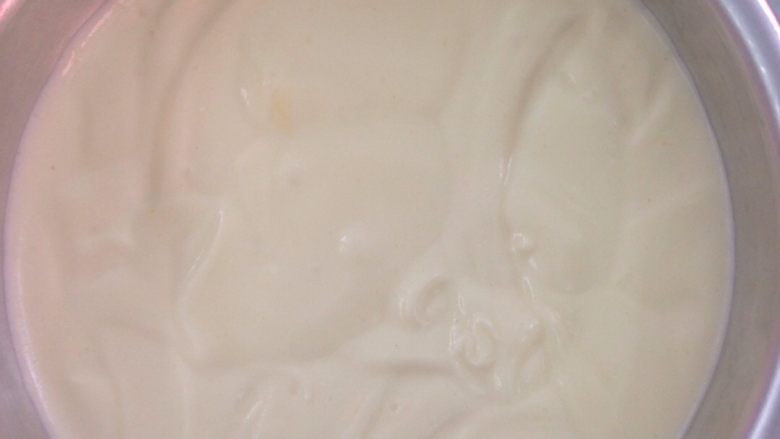 幸福时刻之#甜蜜美味#,将拌好的糊倒入模具，震出气泡，放入提前预热的烤箱。