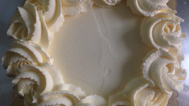 幸福时刻之#甜蜜美味#,蛋糕平面上裱一圈玫瑰装饰。