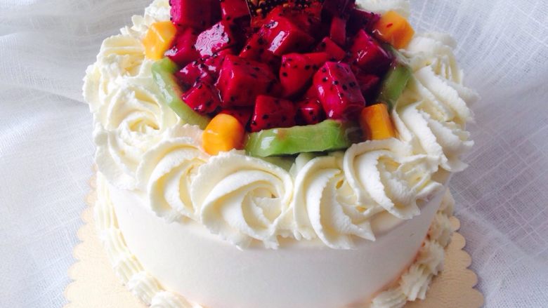 幸福时刻之#甜蜜美味#,切好水果摆在上面。