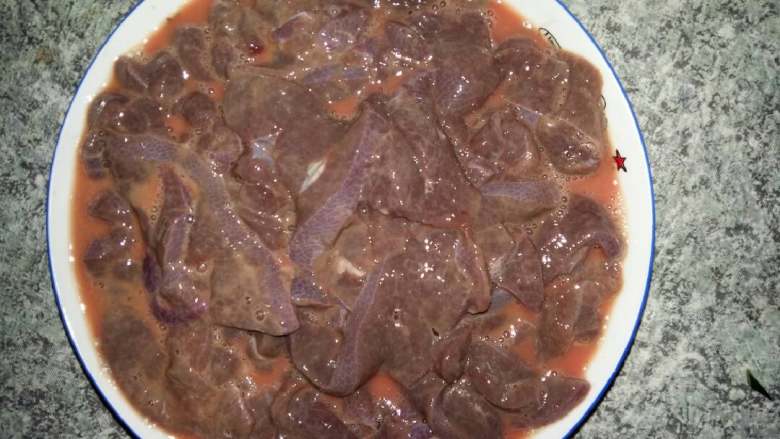 猪肝炒洋葱,倒入盐料酒淀粉腌制待用。