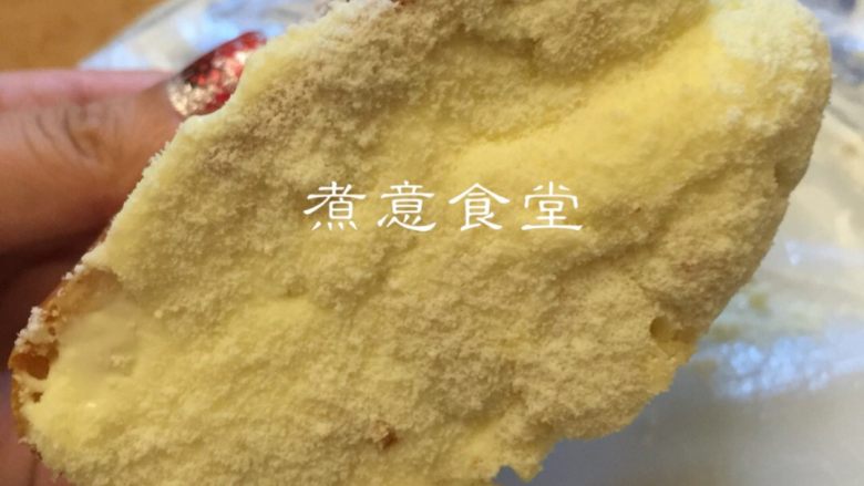 网红奶酪包#甜蜜美味#,将奶糊抹入夹缝里,再在面包表面涂抹一层奶酪糊。最后抹好奶糊的面包均匀沾上<a style='color:red;display:inline-block;' href='/shicai/ 1124'>奶粉</a>即可。
