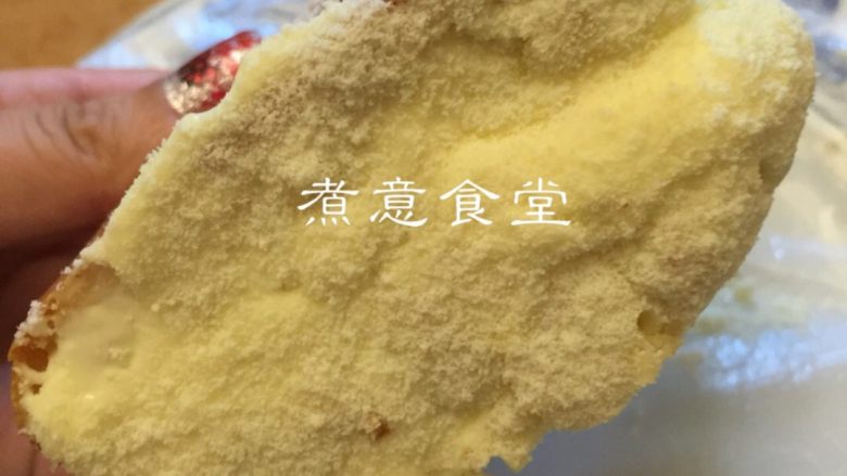 网红奶酪包＃甜蜜美味#,将奶糊抹入夹缝里，再在面包表面涂抹一层奶酪糊。最后抹好奶糊的面包均匀沾上<a style='color:red;display:inline-block;' href='/shicai/ 1124'>奶粉</a>即可。