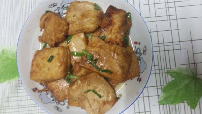 烫豆腐,装盘食用。