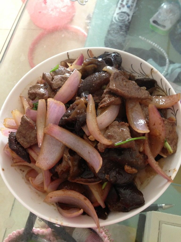 洋葱木耳炒猪肝,炒熟加耗油加盐味精调味出锅放点<a style='color:red;display:inline-block;' href='/shicai/ 131'>香菜</a>沫