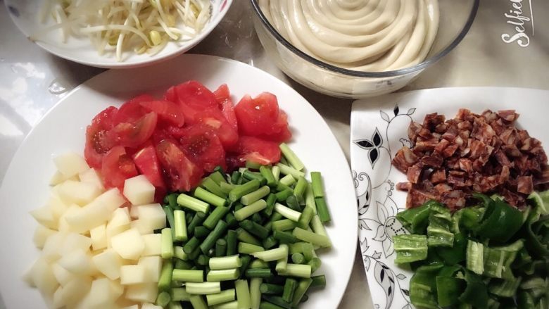 家庭自制拉面,热锅放油 将腊肉 <a style='color:red;display:inline-block;' href='/shicai/ 23'>土豆</a> <a style='color:red;display:inline-block;' href='/shicai/ 3551'>西红柿</a> <a style='color:red;display:inline-block;' href='/shicai/ 120'>豆芽</a> <a style='color:red;display:inline-block;' href='/shicai/ 146'>蒜苔</a> 依次放进去 翻炒！炒熟最后再放<a style='color:red;display:inline-block;' href='/shicai/ 61'>青椒</a> <a style='color:red;display:inline-block;' href='/shicai/ 744'>五香粉</a>少许 盐味精