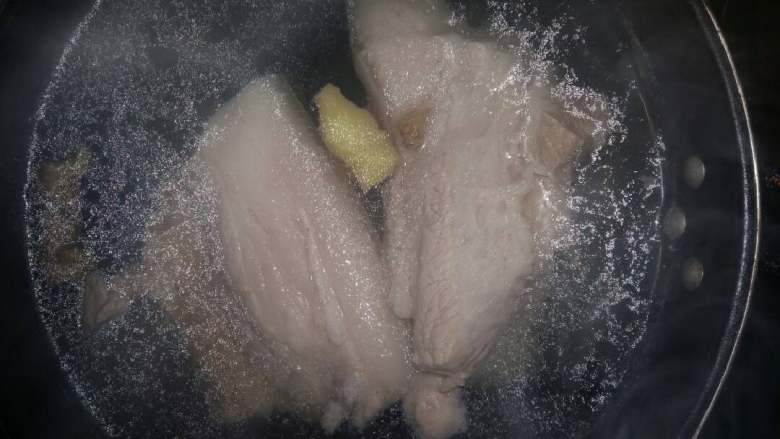 蒜蓉白切肉,肉洗净下锅,倒入生姜片料酒盐,烧开撇去浮躁转小火焖20分左右。