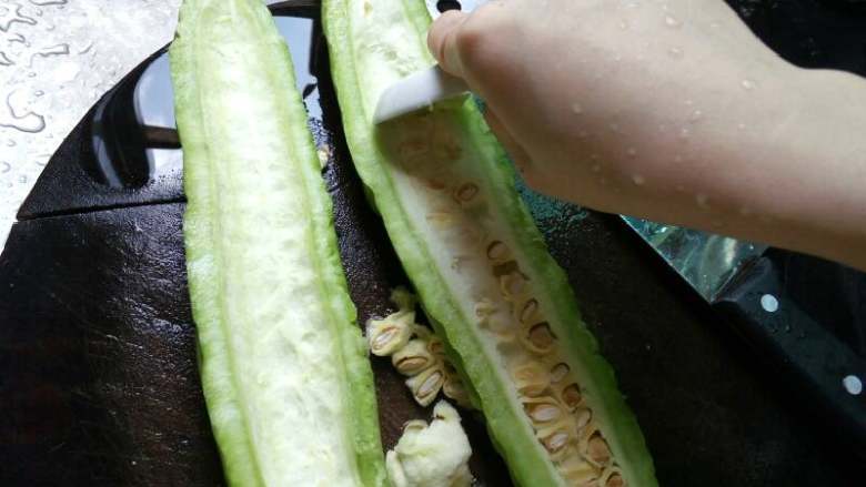 苦瓜排骨汤,<a style='color:red;display:inline-block;' href='/shicai/ 55'>苦瓜</a>，清洗干净，中间切，刮心！