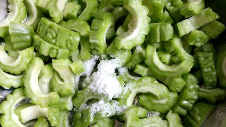 苦瓜排骨汤,切成3cm左右，煮汤大块点，不会煮烂苦瓜！放盐搓洗，放置一边5分钟以上，逼出苦水！让苦瓜别那么苦！