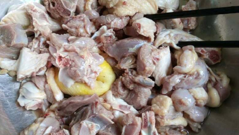 Lemon Duck,<a style='color:red;display:inline-block;' href='/shicai/ 326'>鸭</a>清洗干净，放大盘备用！
<a style='color:red;display:inline-block;' href='/shicai/ 595'>柠檬</a>用盐搓洗，表面的蜡！
磨皮放在<a style='color:red;display:inline-block;' href='/shicai/ 326'>鸭</a>里，再将<a style='color:red;display:inline-block;' href='/shicai/ 595'>柠檬</a>切半，一半，挤水到<a style='color:red;display:inline-block;' href='/shicai/ 326'>鸭</a>里！搅拌均匀！放置一会！
另一半备用！
