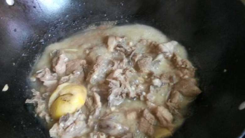 Lemon Duck,为了使鸭肉软一些，方便老人家吃！放进沸水，放<a style='color:red;display:inline-block;' href='/shicai/ 10588'>糖</a>！闷煮！止错不多没水，收水的时候，放盐！翻炒一会！关火，放葱段！