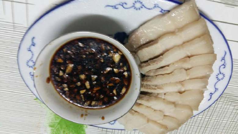 蒜蓉白切肉,装盘,美味鲜蒜蓉香醋蘸食(喜欢辣的亲们可以加辣椒酱)
