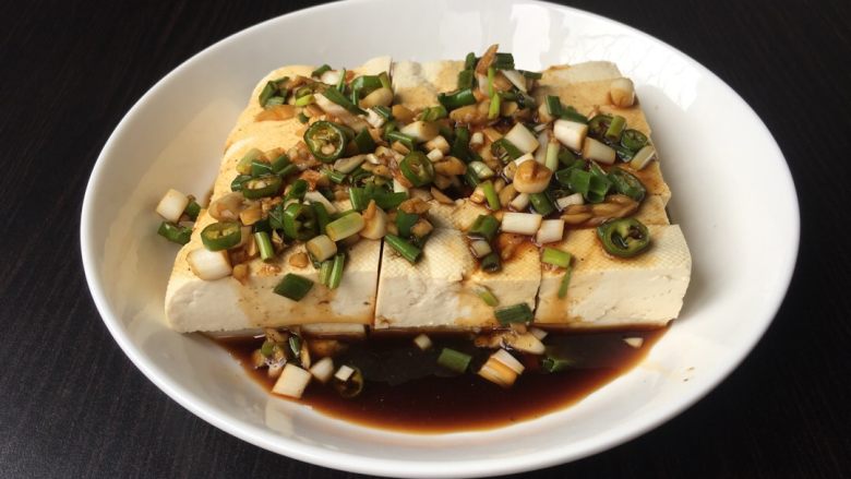 小葱拌豆腐,葱姜蒜切末,加生抽,老抽,香油,蚝油,盐,糖,醋,胡椒粉,🌶️切段,洒在切块的<a style='color:red;display:inline-block;' href='/shicai/ 465'>豆腐</a>上,即可食用