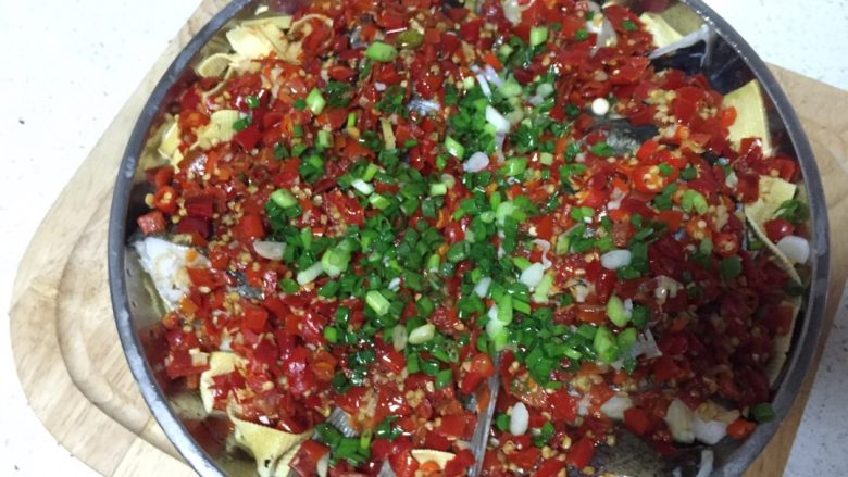 剁椒鱼头,锅里烧热油,将热油淋在葱花上,随着一阵次啦次啦的响声后,一股葱香味扑鼻而来,再淋上几勺<a style='color:red;display:inline-block;' href='/shicai/ 864'>蒸鱼豉油</a>后就大功告成啦。